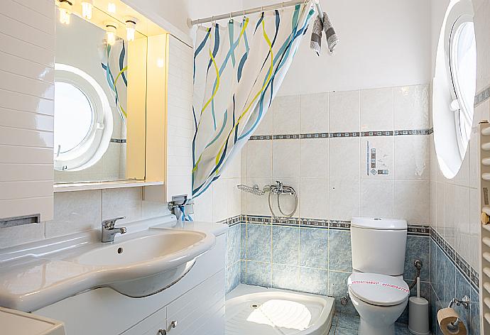 Family bathroom with shower . - Villa Petros . (Galería de imágenes) }}