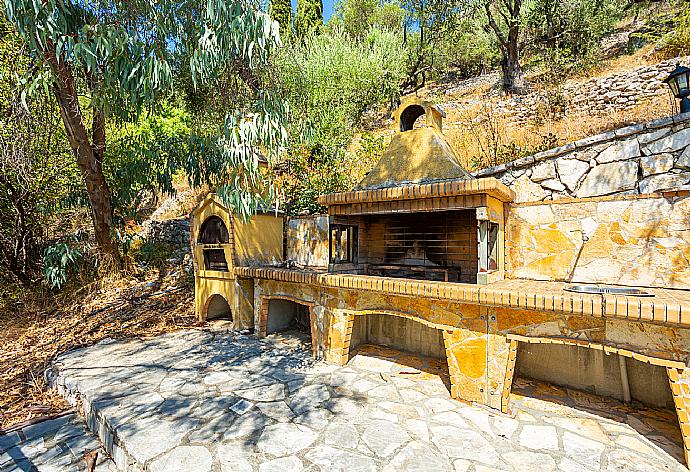 Terrace area with BBQ . - Villa Petros . (Galería de imágenes) }}