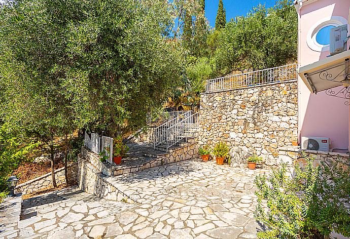 Terrace area . - Villa Petros . (Fotogalerie) }}