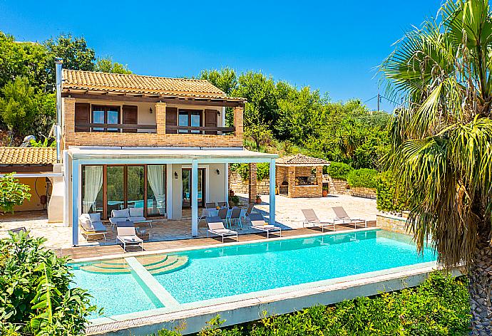 ,Beautiful villa with private pool and terrace with sea views . - Villa Zacharenia . (Галерея фотографий) }}