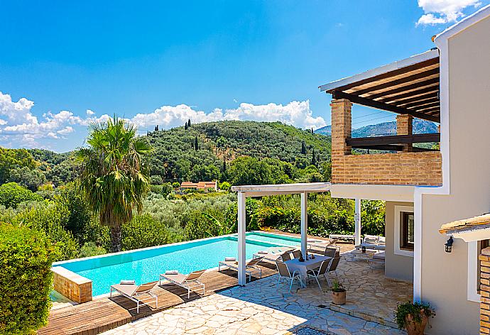 Beautiful villa with private pool and terrace with sea views . - Villa Zacharenia . (Photo Gallery) }}