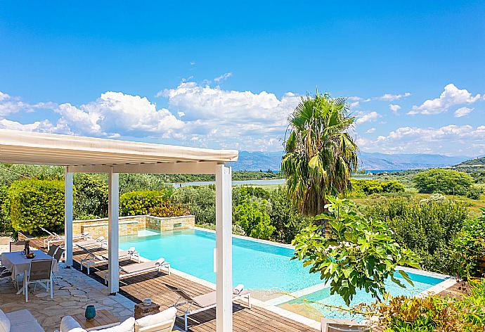 Private pool and terrace with sea views . - Villa Zacharenia . (Galerie de photos) }}