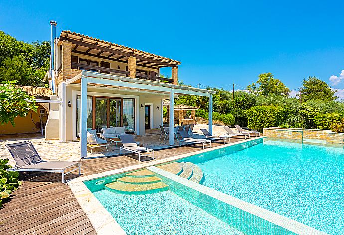 Beautiful villa with private pool and terrace with sea views . - Villa Zacharenia . (Galleria fotografica) }}