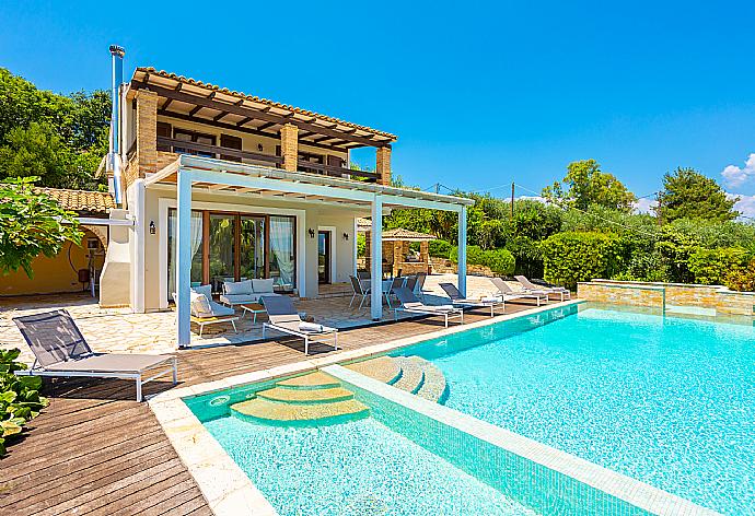 Beautiful villa with private pool and terrace with sea views . - Villa Zacharenia . (Galería de imágenes) }}