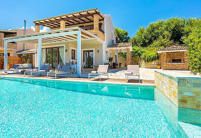 Beautiful villa with private pool and terrace with sea views . - Villa Zacharenia . (Galería de imágenes) }}