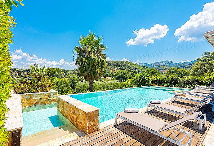 Private pool and terrace with sea views . - Villa Zacharenia . (Galería de imágenes) }}