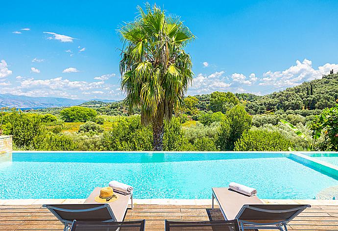 Private pool and terrace with sea views . - Villa Zacharenia . (Galería de imágenes) }}