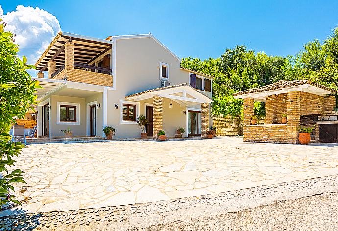 Terrace area . - Villa Zacharenia . (Galería de imágenes) }}