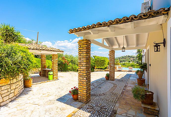 Terrace area . - Villa Zacharenia . (Photo Gallery) }}