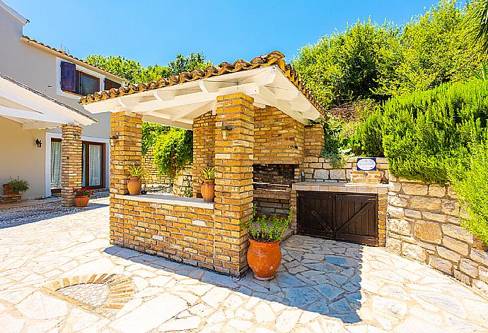 Terrace area With BBQ . - Villa Zacharenia . (Galería de imágenes) }}