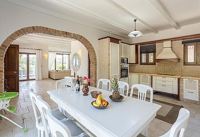 Open-plan living room with sofa, dining area, kitchen, ornamental fireplace, A/C, WiFi internet, satellite TV, and terrace access . - Villa Zacharenia . (Galleria fotografica) }}