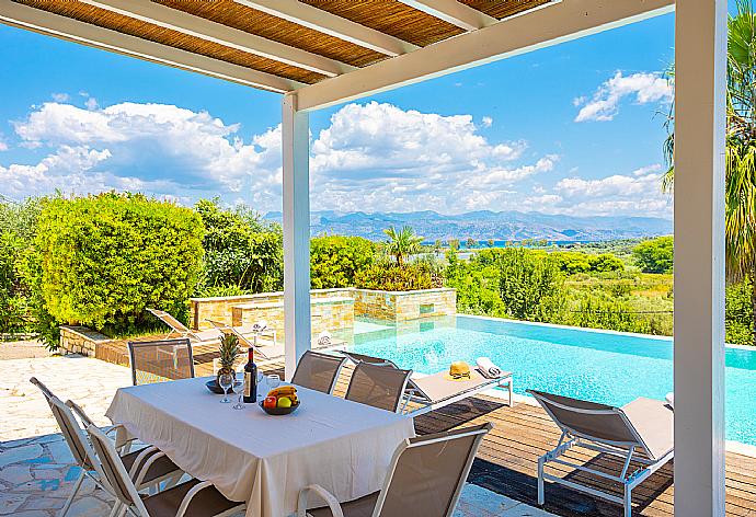 Sheltered terrace area . - Villa Zacharenia . (Galería de imágenes) }}