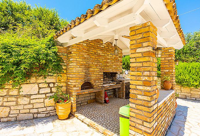 Terrace area with BBQ . - Villa Zacharenia . (Galería de imágenes) }}