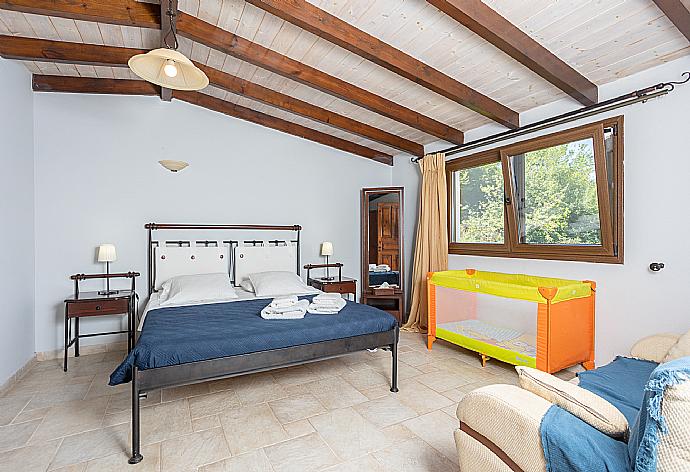 Double bedroom with en suite bathroom and A/C . - Villa Zacharenia . (Галерея фотографий) }}