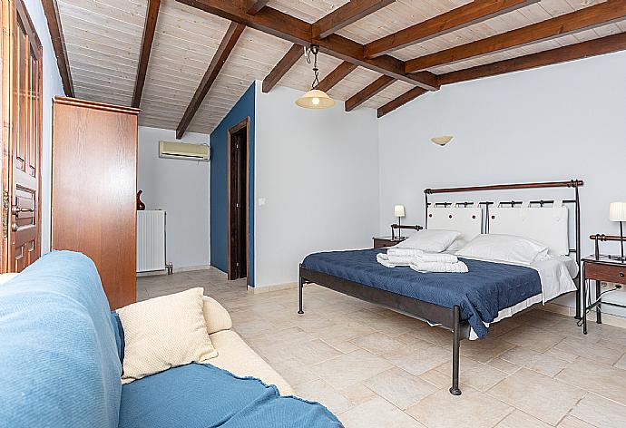 Double bedroom with en suite bathroom and A/C . - Villa Zacharenia . (Galerie de photos) }}