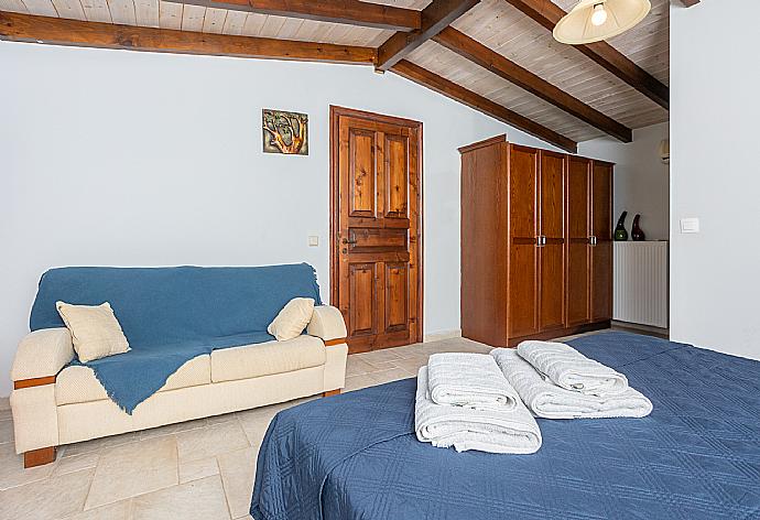 Double bedroom with en suite bathroom and A/C . - Villa Zacharenia . (Galería de imágenes) }}