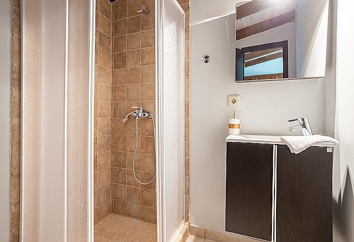 En suite bathroom with shower . - Villa Zacharenia . (Galería de imágenes) }}