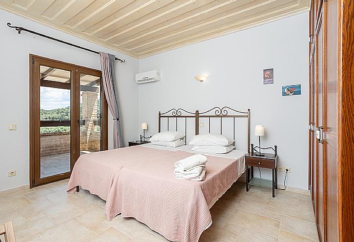 Twin bedroom with A/C and upper terrace access . - Villa Zacharenia . (Photo Gallery) }}