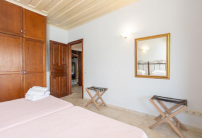 Twin bedroom with A/C and upper terrace access . - Villa Zacharenia . (Galerie de photos) }}