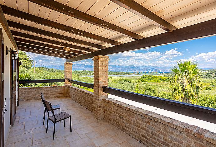 Sheltered upper terrace area with sea views . - Villa Zacharenia . (Galería de imágenes) }}