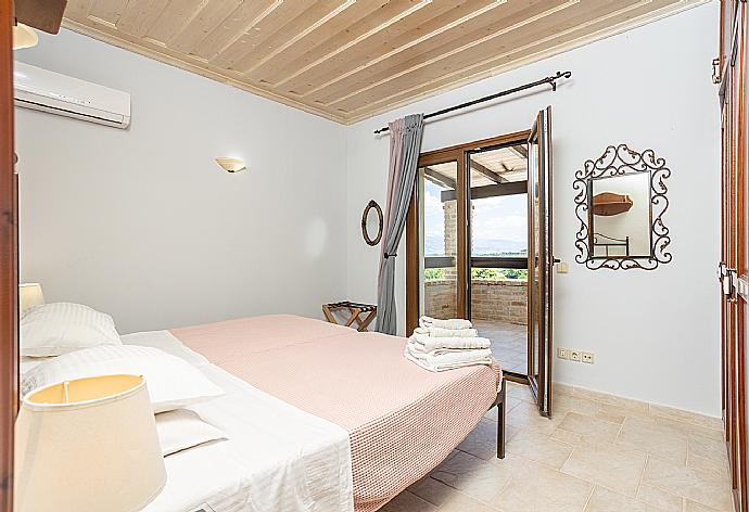 Twin bedroom with A/C and upper terrace access . - Villa Zacharenia . (Galleria fotografica) }}