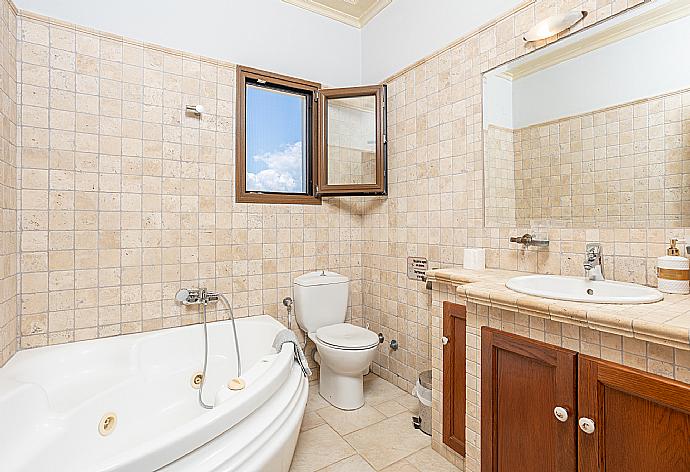 Family bathroom with bath and shower . - Villa Zacharenia . (Galería de imágenes) }}