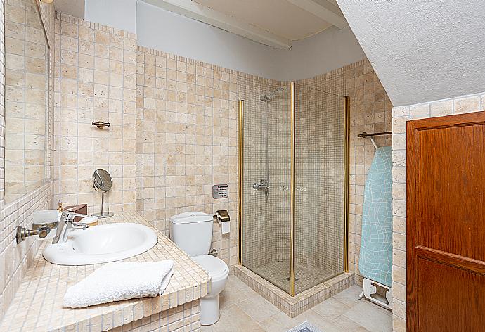 Family bathroom with shower . - Villa Zacharenia . (Galerie de photos) }}