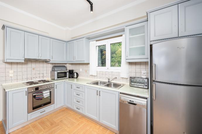 Equipped kitchen . - Villa Ioanna Agios Stephanos . (Photo Gallery) }}