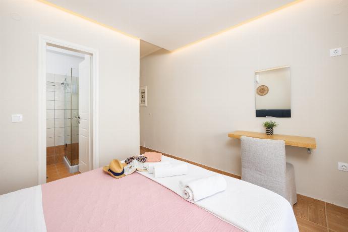 Double bedroom with en suite bathroom, A/C and sea views . - Villa Ioanna Agios Stephanos . (Photo Gallery) }}