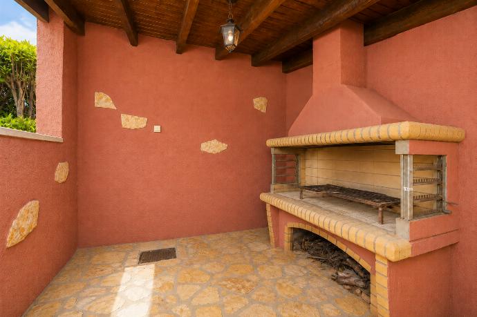 Sheltered terrace area with BBQ . - Villa Ioanna Agios Stephanos . (Photo Gallery) }}