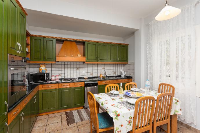 Equipped kitchen . - Michalis . (Photo Gallery) }}