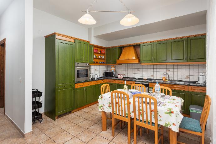 Equipped kitchen . - Michalis . (Photo Gallery) }}