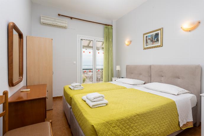 Twin bedroom with A/C and sea views . - Michalis . (Photo Gallery) }}