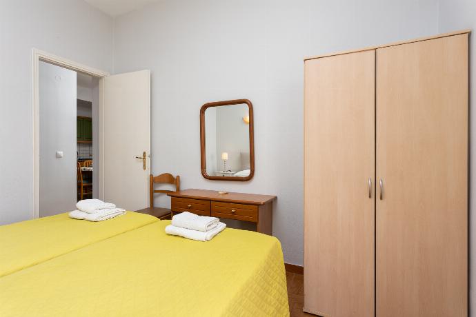 Twin bedroom with A/C and sea views . - Michalis . (Galería de imágenes) }}