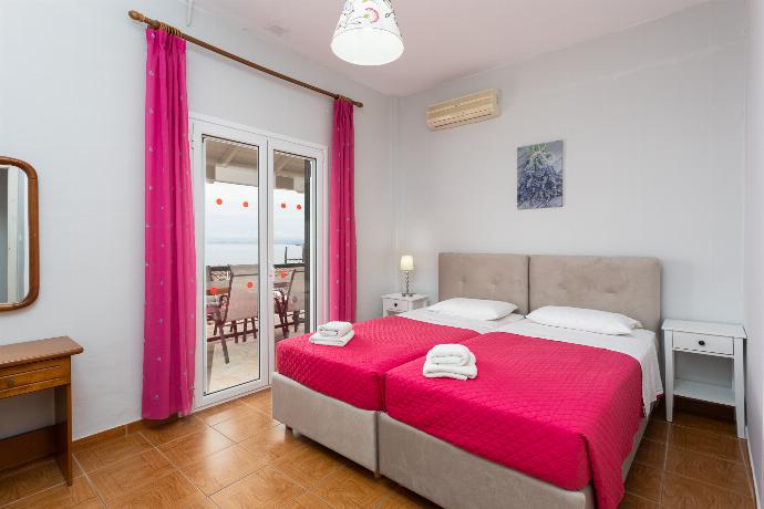Twin bedroom with A/C and sea views . - Michalis . (Photo Gallery) }}
