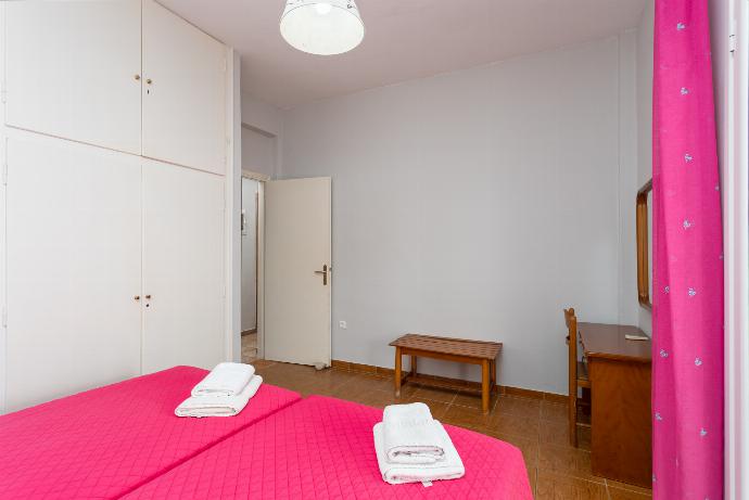 Twin bedroom with A/C and sea views . - Michalis . (Галерея фотографий) }}