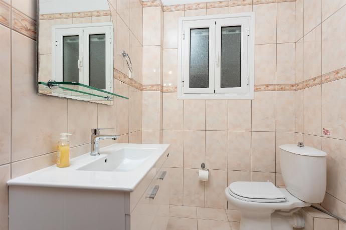 Family bathroom with shower . - Michalis . (Галерея фотографий) }}