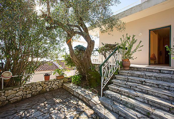 Entrance to villa . - Michalis . (Photo Gallery) }}