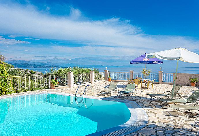 Private pool and terrace with panoramic sea views . - Michalis . (Fotogalerie) }}