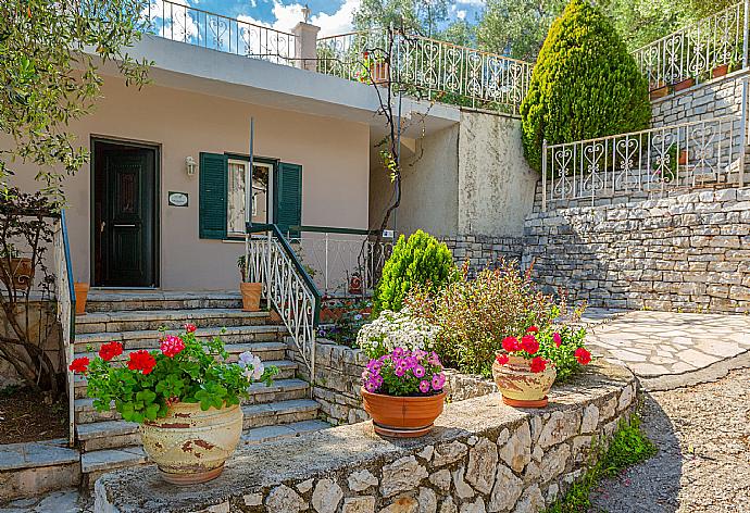 Entrance to villa . - Michalis . (Photo Gallery) }}