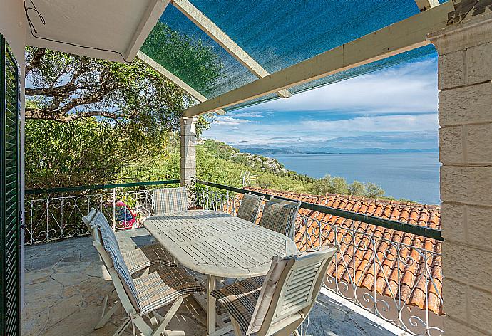 Sheltered terrace area with panoramic sea views . - Michalis . (Galerie de photos) }}