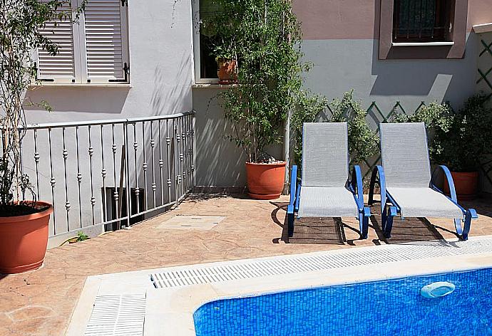 Private pool with sun loungers . - The Doctors House . (Photo Gallery) }}
