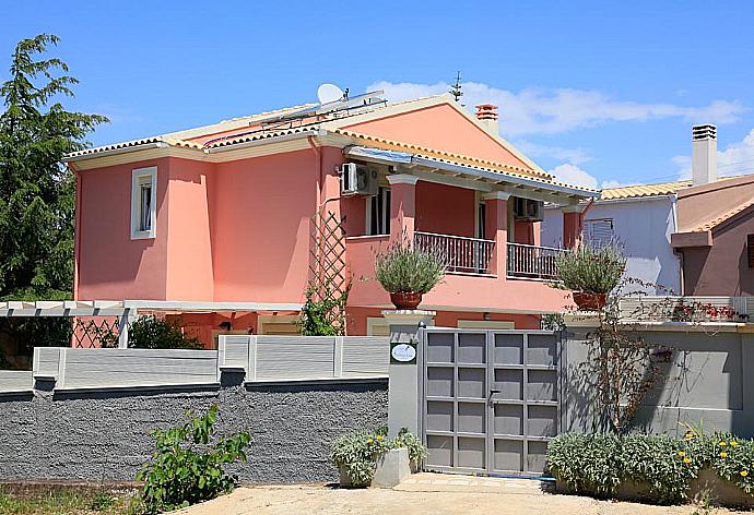 Entrance of the villa . - The Doctors House . (Photo Gallery) }}