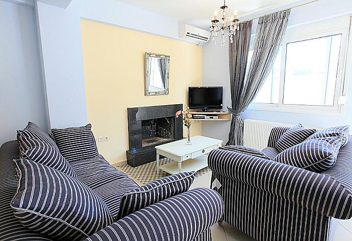 Living room with AC . - The Doctors House . (Photo Gallery) }}