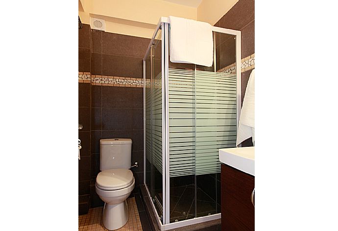Bathroom with shower . - The Doctors House . (Photo Gallery) }}