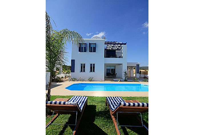 Private swimming pool with terrace and garden . - Riviera Beach Front . (Fotogalerie) }}