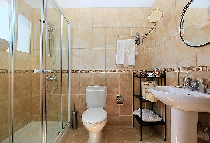 Bathroom with shower . - Riviera Beach Front . (Fotogalerie) }}