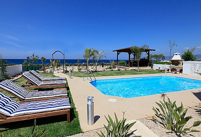 Private swimming pool with sea views . - Riviera Beach Front . (Fotogalerie) }}