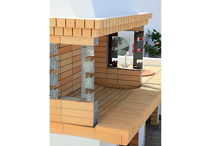 Terrace area with BBQ . - Riviera Beach Front . (Fotogalerie) }}