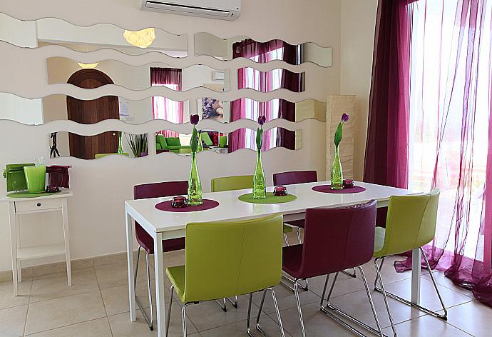 Open plan dining area . - Riviera Beach Front . (Fotogalerie) }}